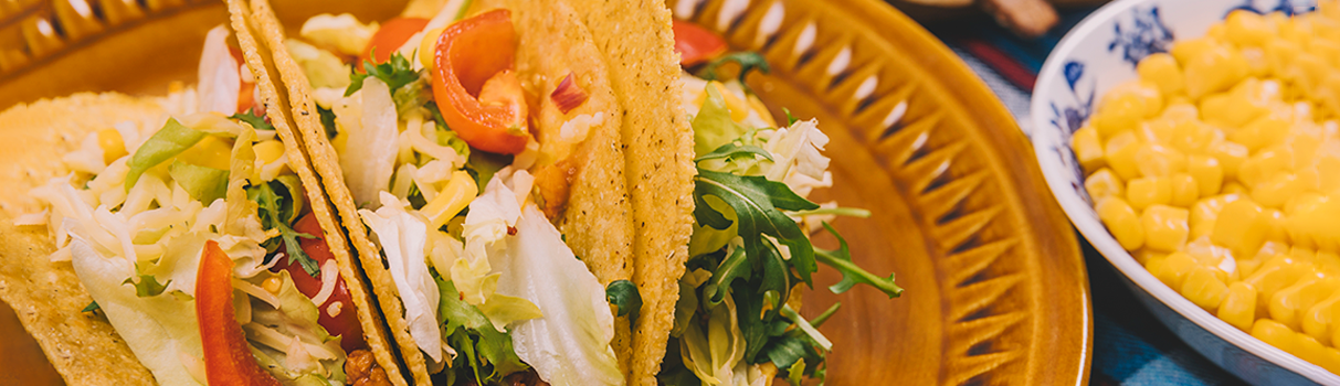 Tacos de Pescado con Salsa de Mango y Ensalada de Col